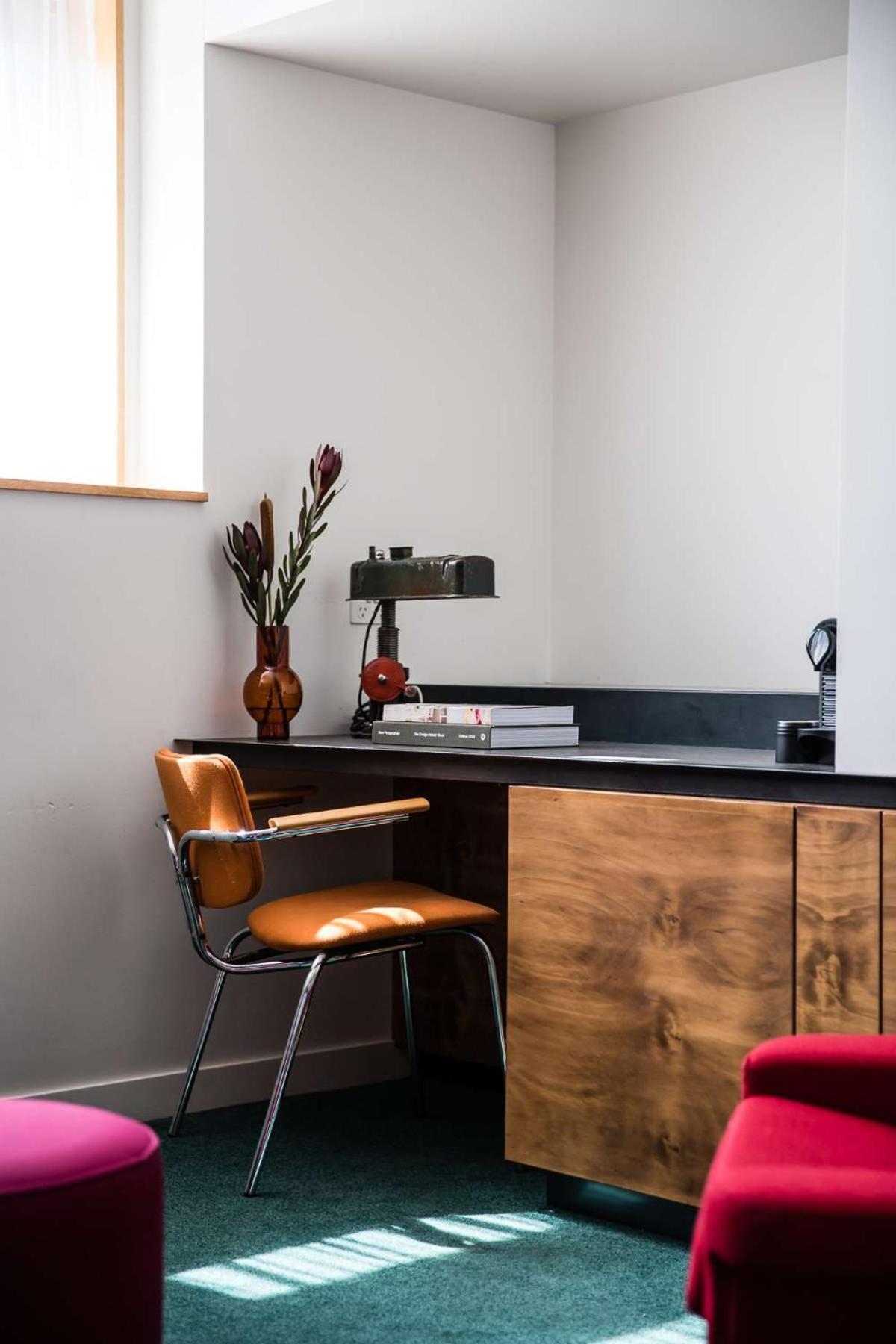 The Old Clare By Ode Hotels Sydney Ngoại thất bức ảnh A desk with a built-in lamp